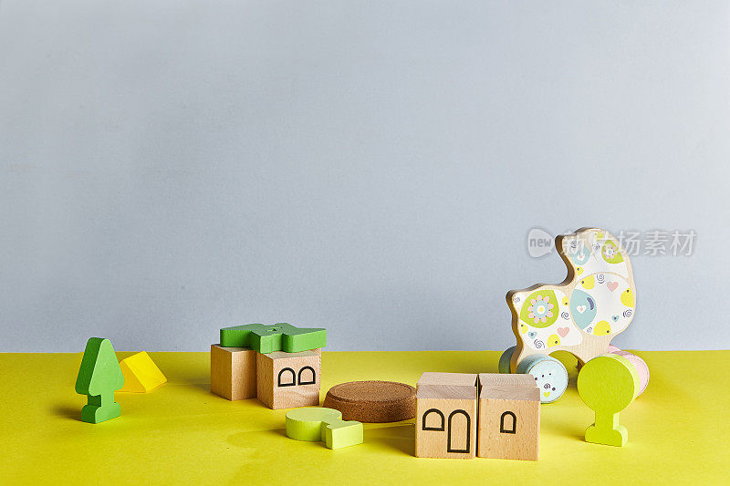 抽象的儿童房间背景与天然木制玩具