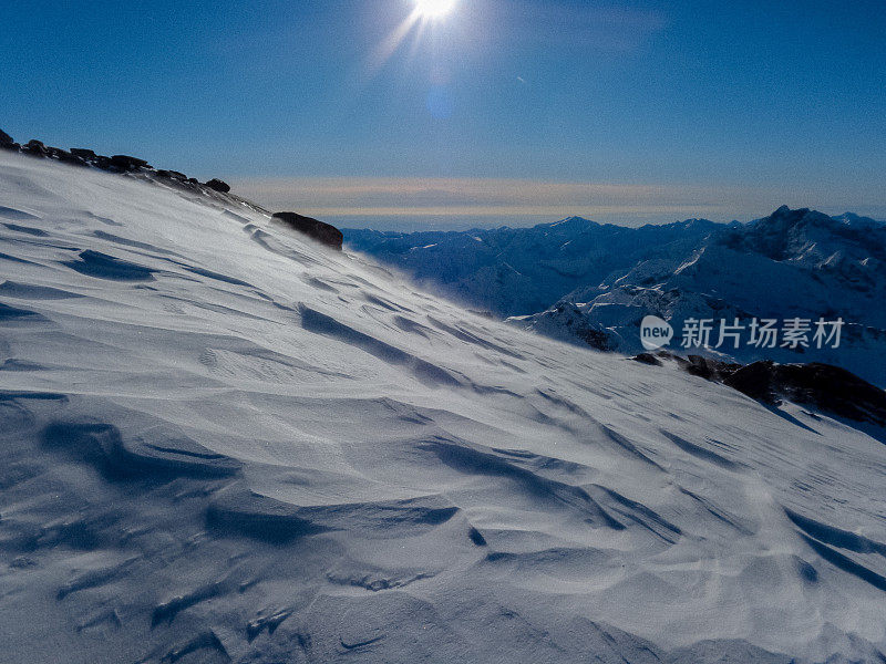 Balmenhorn高峰。雄伟的雪山边