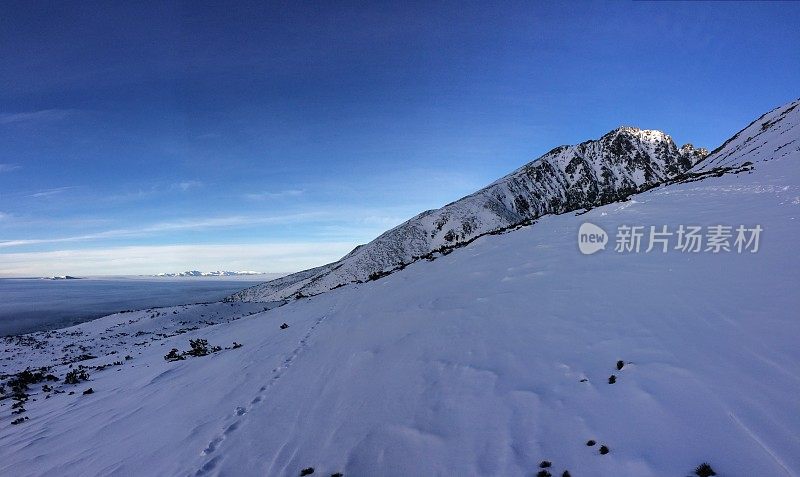 冬季仙境。的雪山风景