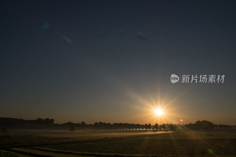 乡村的黎明景象