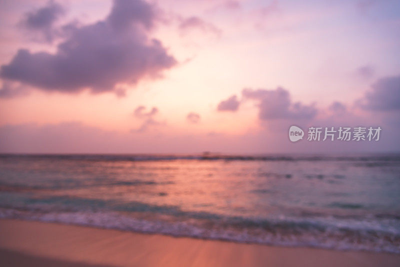 海面上的夕阳模糊了抽象的背景