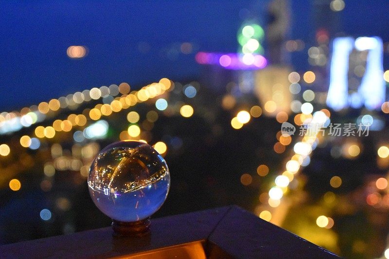 晚上透过水晶球穿过巴统城