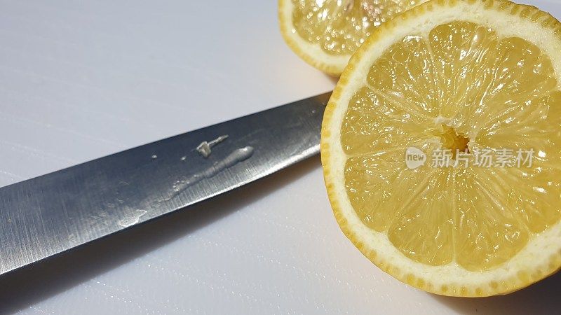 用刀将柠檬片放在白色的背景上