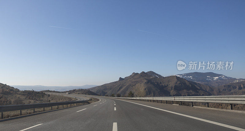 冬季，土耳其博鲁附近的高速公路经过山区