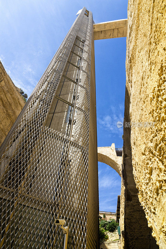 在马耳他瓦莱塔的上barrakka花园下面建了一座历史墙的现代barrakka电梯