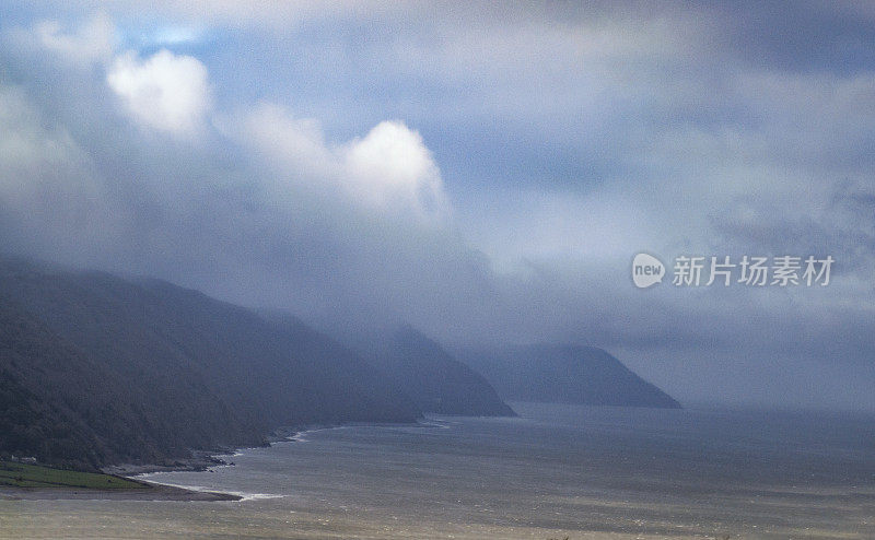 寒冷而多雾的冬季海岸线