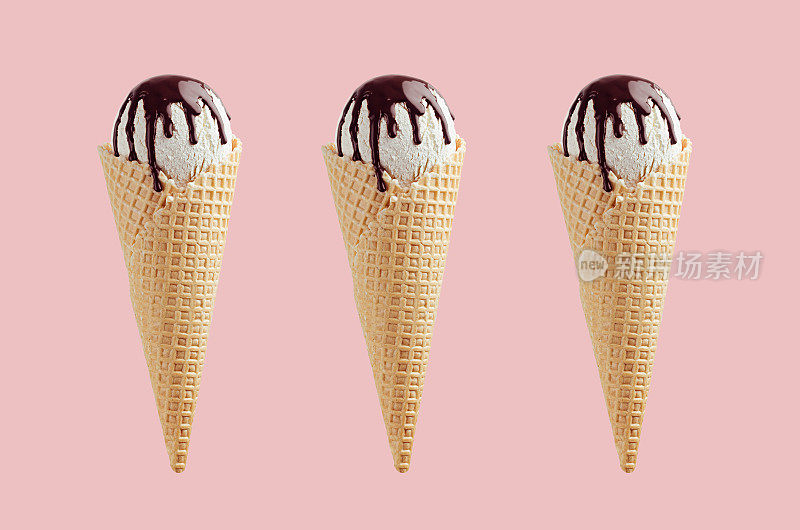 一套三个白色的冰淇淋脆华夫筒与巧克力酱在粉红色的背景，模拟设计。