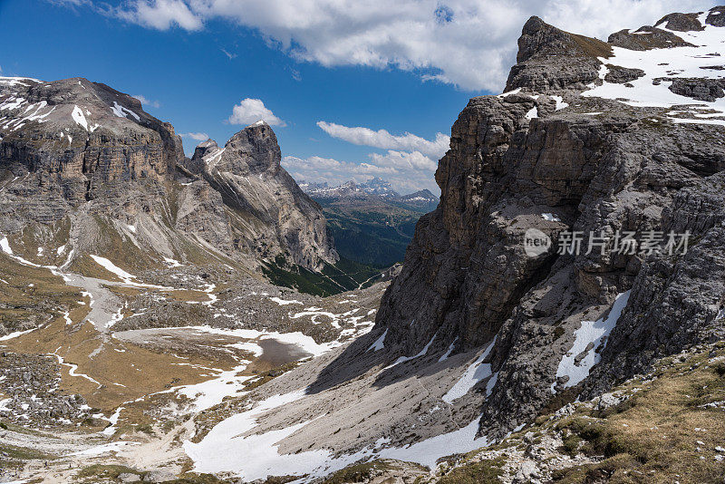 白云石山全景图在南蒂罗尔