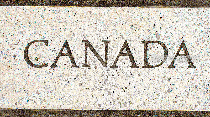 加拿大的一个国家，用衬线字体刻在一块有斑点的石板上