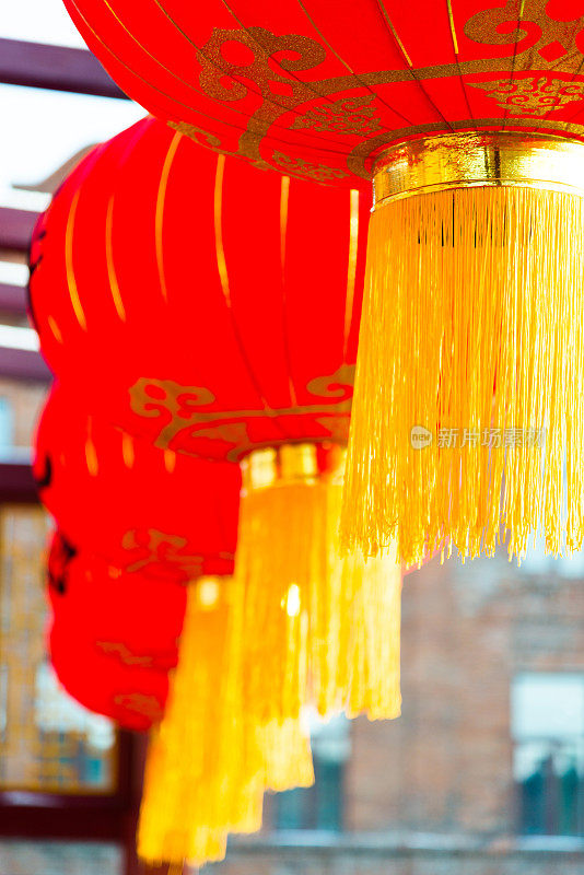 许多中国灯笼悬挂着