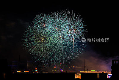 焰火表演在晚上举行。庆祝中华人民共和国成立60周年