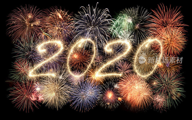 用闪闪发光的字母写着新年烟花和2020年