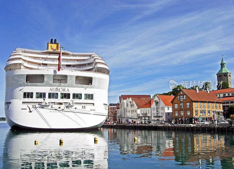 P&O邮轮公司的AURORA号邮轮停泊在挪威斯塔万格港的Skagenkaien码头。