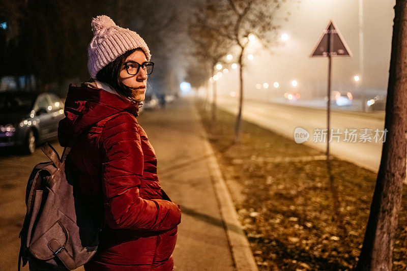 雾天的街道上有个受惊的女人