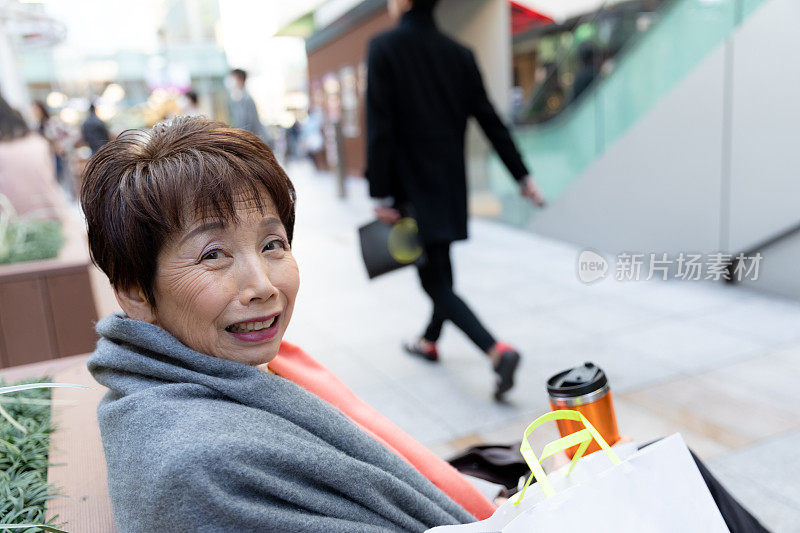 高层女性休假