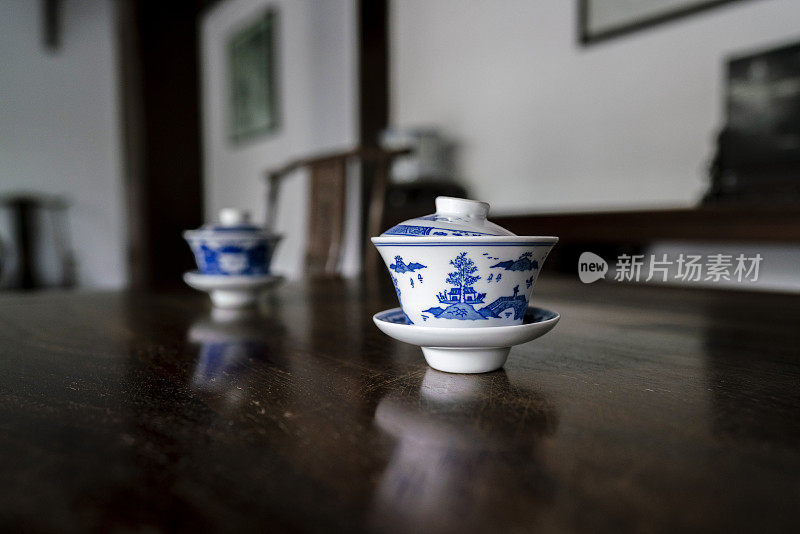 桌上放着中国古代风格的茶杯