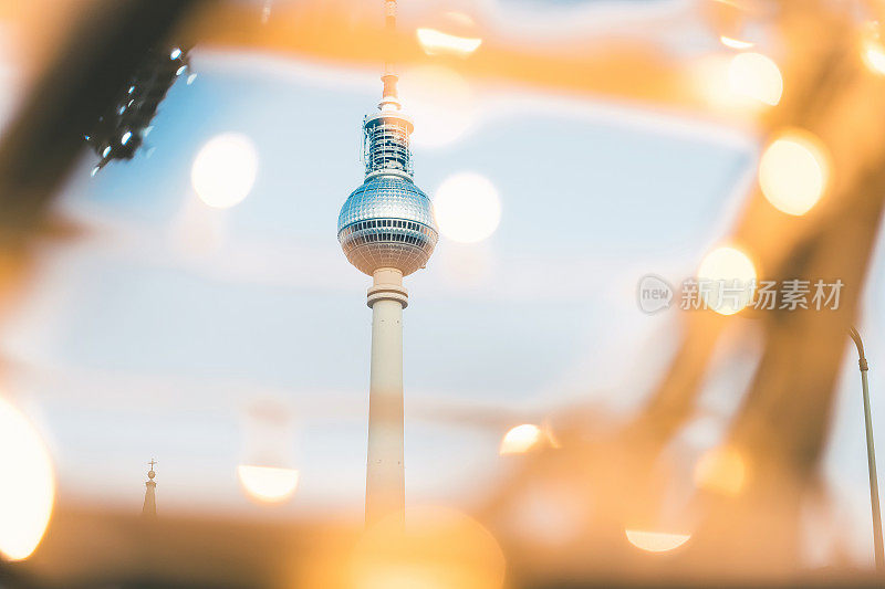 金色圣诞彩灯后的柏林电视塔