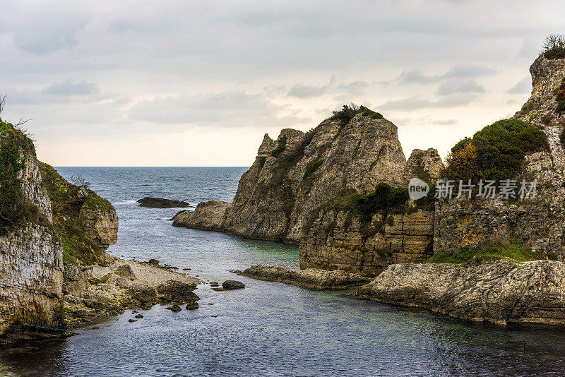 土耳其黑海海岸的岩石海岸线景观。