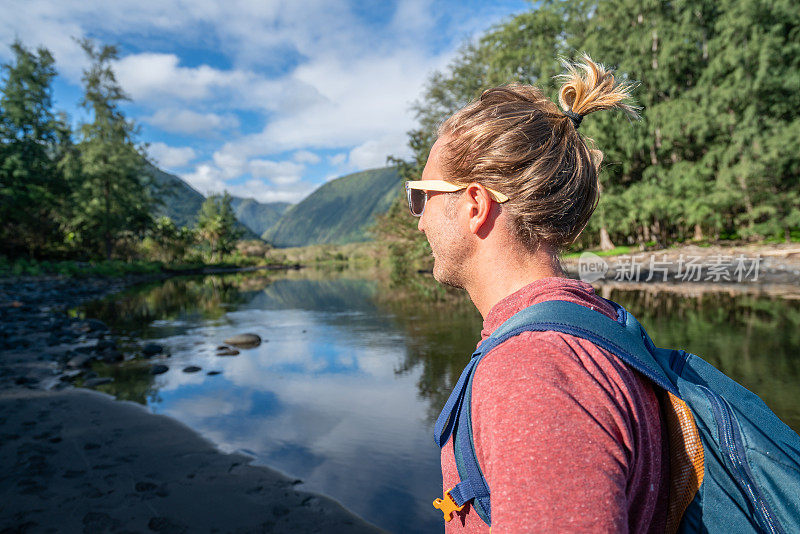 一个徒步旅行的人在夏威夷的威皮奥山谷里沉思