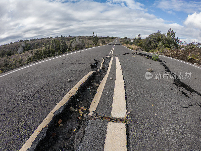 位于夏威夷火山国家公园的火山活动断裂的道路