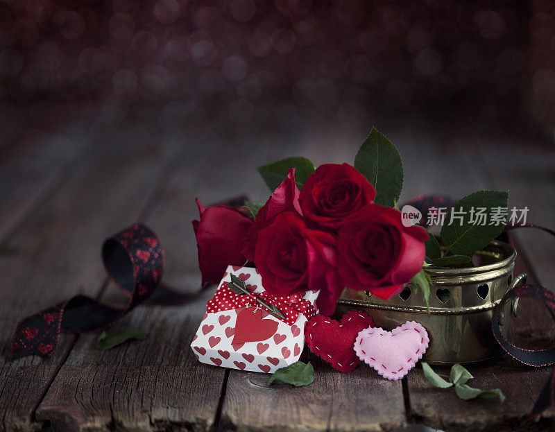 情人节礼物与红玫瑰在黑暗的森林背景