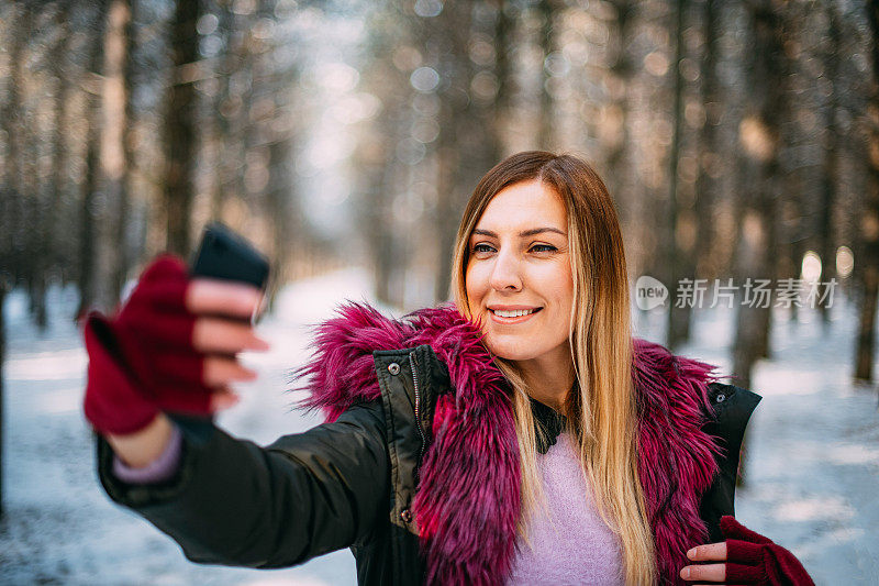 美丽的女人在雪山里自拍