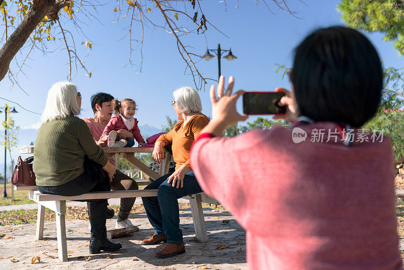 年长和成熟的成年妇女有美好的时间与可爱的蹒跚学步的宝贝女孩