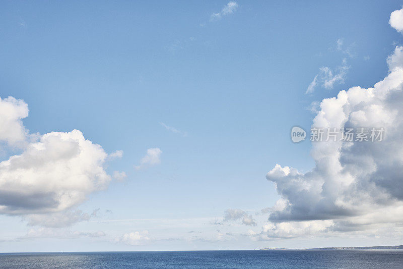 田园诗般的海景，从纽基到特雷弗斯头灯塔的远处景色。