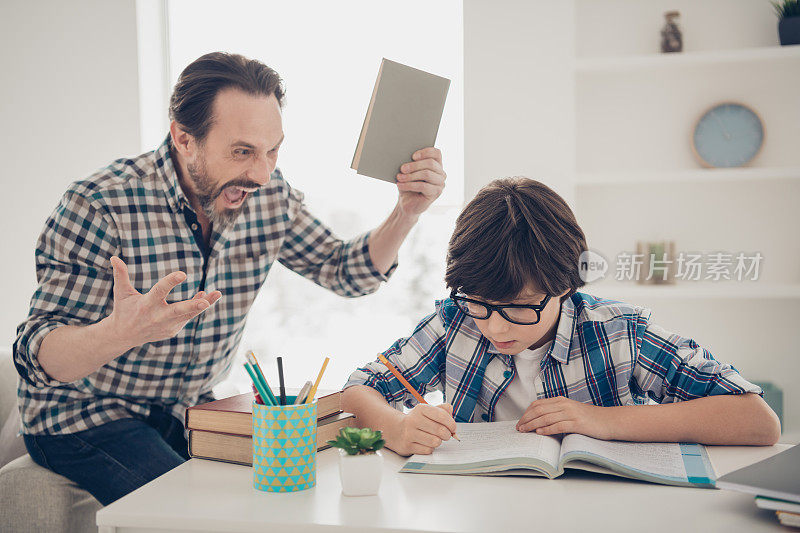 愤怒狂野恼怒恼怒的爸爸厌倦了解释，帮助他的儿子做家庭作业大声对他喊叫，白色，儿子拿着铅笔试图记住数学公式