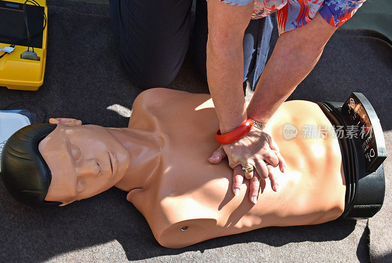 CPR胸部按压练习假人