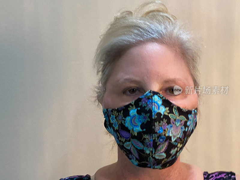 妇女戴着自制的布口罩以防传染病