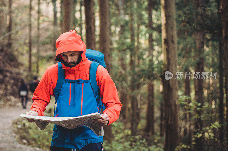 一名男子在日本森林里徒步旅行