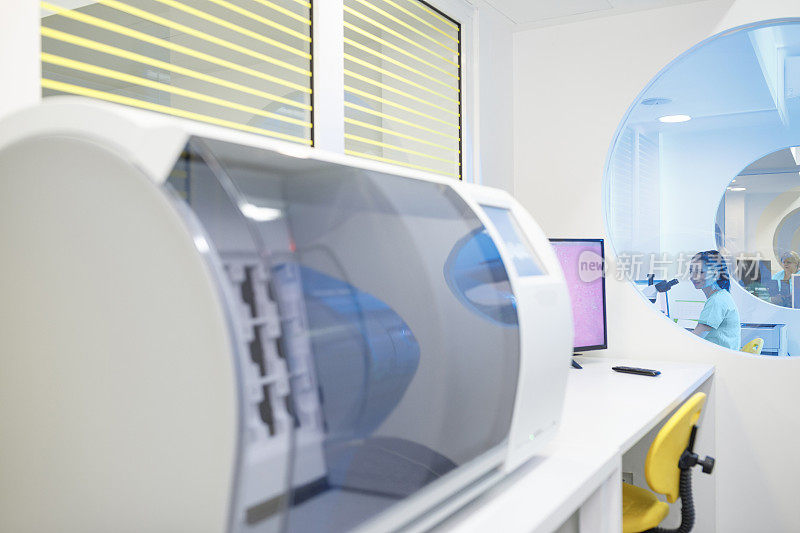 实验室里的医学研究在实验室使用现代设备处理医学样本的科学家。实验室医疗设备用于分析的医疗设备。血液检测冠状病毒(COVID-19)、癌症。DNA病毒的定义