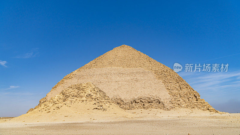 弯曲金字塔是位于达赫舒尔皇家墓地的古埃及金字塔，位于开罗南部约40公里，由古王国法老斯尼弗鲁建造。埃及