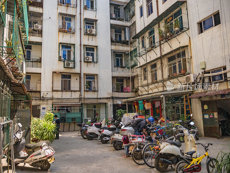 电动摩托车园在汕头华人公寓。汕头市潮汕人在中国广东。电动摩托车是中国最著名的汽车