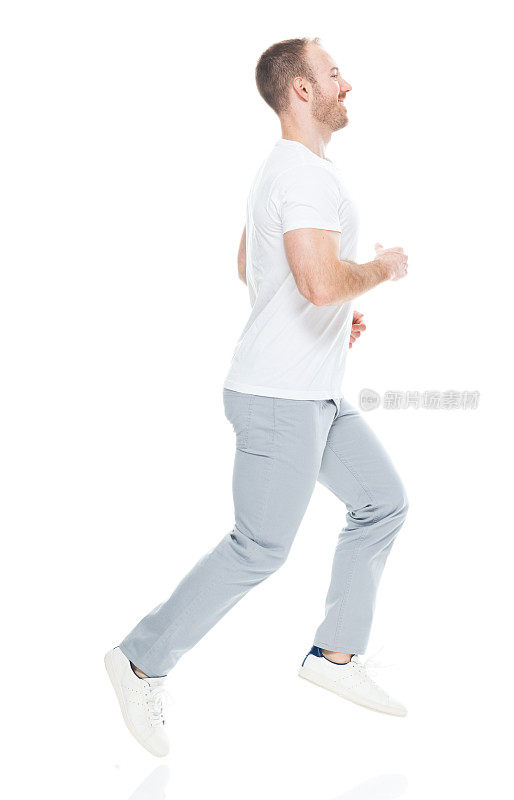 白人年轻男性穿着帆布鞋在白色背景前锻炼