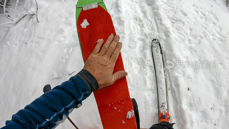 人类把皮肤涂在滑雪板上爬山