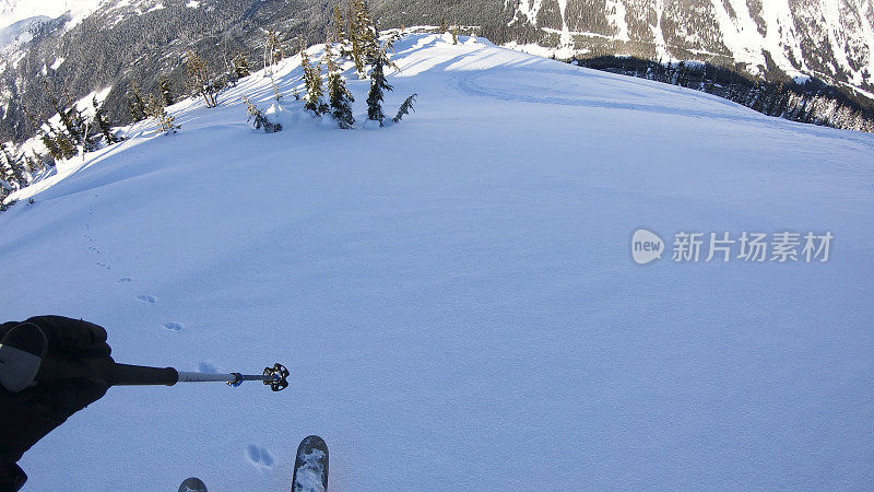 第一人称视角POV背国家滑雪下山高山斜坡