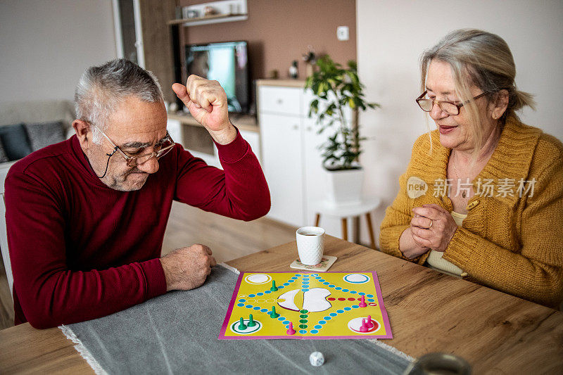 一对老夫妇玩棋盘游戏