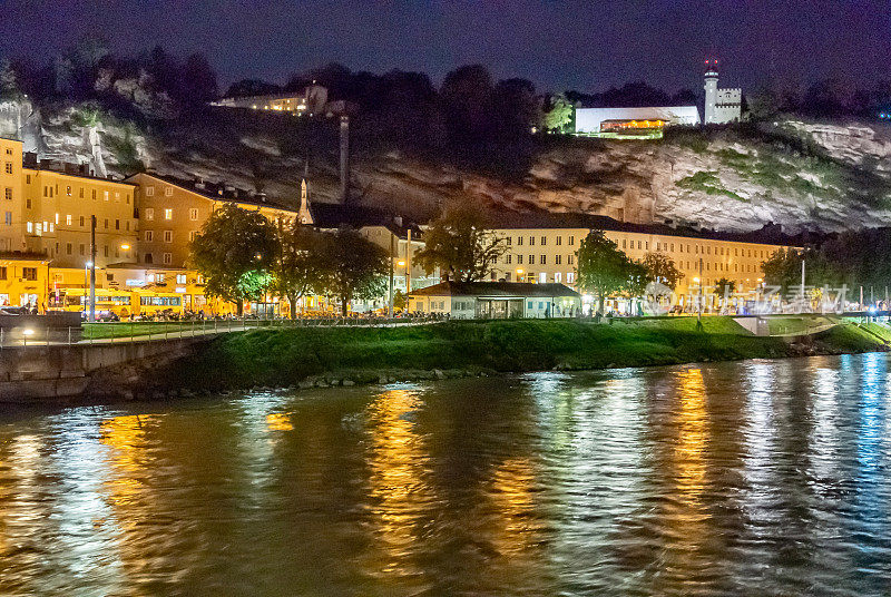 萨尔茨堡的历史小镇，萨尔扎克河在秋天的黄昏，奥地利