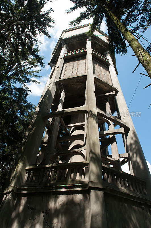 旧的钢筋混凝土水塔。