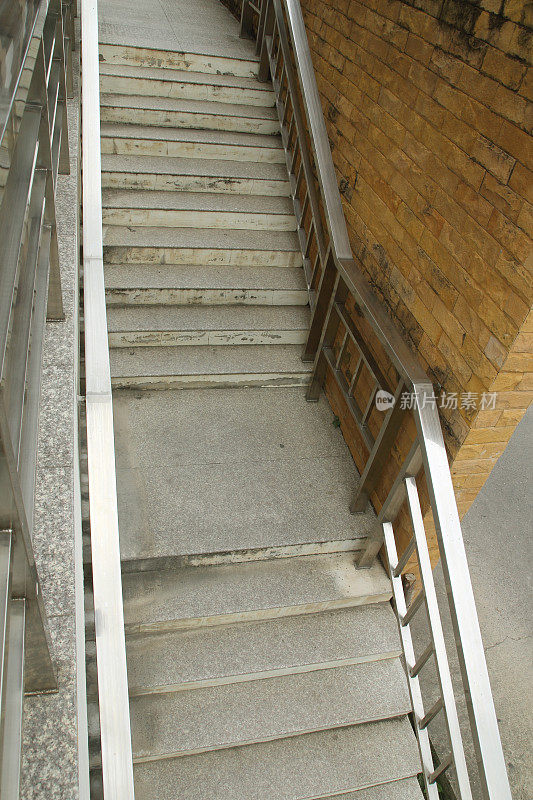 长廊上有大理石台阶和钢栏杆的楼梯