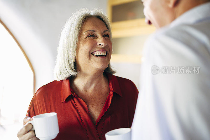 老女人在家和丈夫喝咖啡聊天