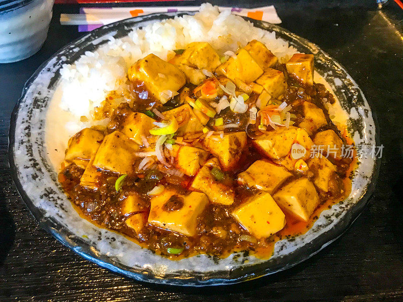 横滨午餐供应麻婆豆腐配米饭