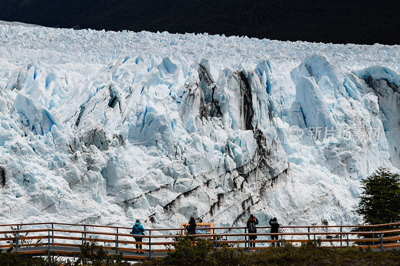 阿根廷巴塔哥尼亚，人们正注视着莫雷诺冰川