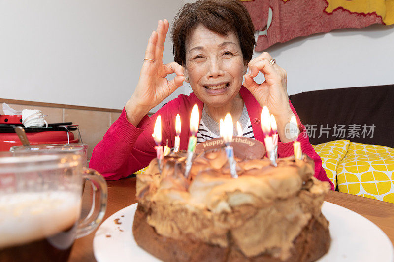 年长的女士在和家人庆祝生日