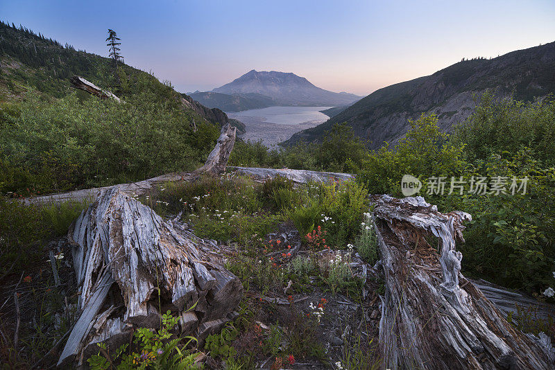 日落时的圣海伦斯山