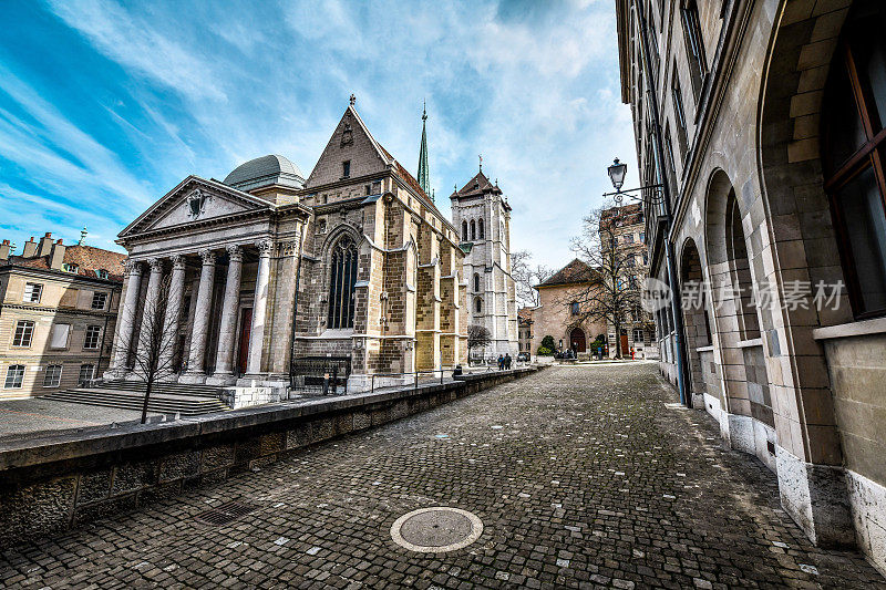 瑞士日内瓦的圣皮埃尔大教堂入口和小巷