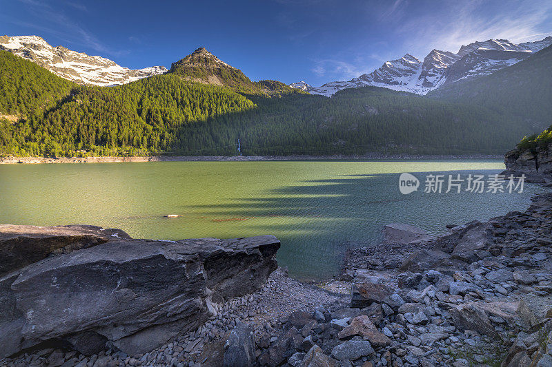 日落时分的Ceresole湖在阿尔卑斯风景-大天堂-意大利