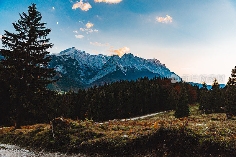 德国Garmisch-Partenkirchen美丽的weterstein山和Zugspitze